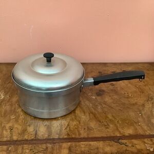 Vintage Regal Ware Aluminum  2.5 Qt   Saucepan Pot  With Lid Black Handle USA